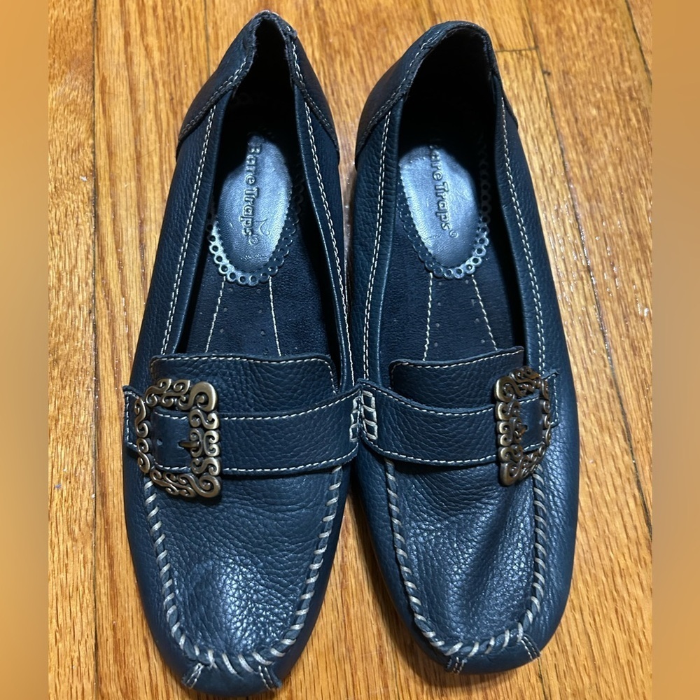 Bare Traps~Ladies Leather Slip-On Loafers~Size 7.5 Blue Pre-Owned